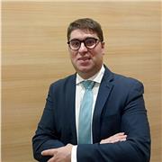 Profesional dedicado al sector financiero, contable y fiscal.